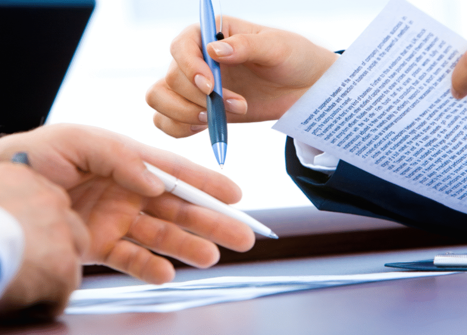 Contratos Financieros Complejos: Cláusulas Esenciales para la Protección del Capital.